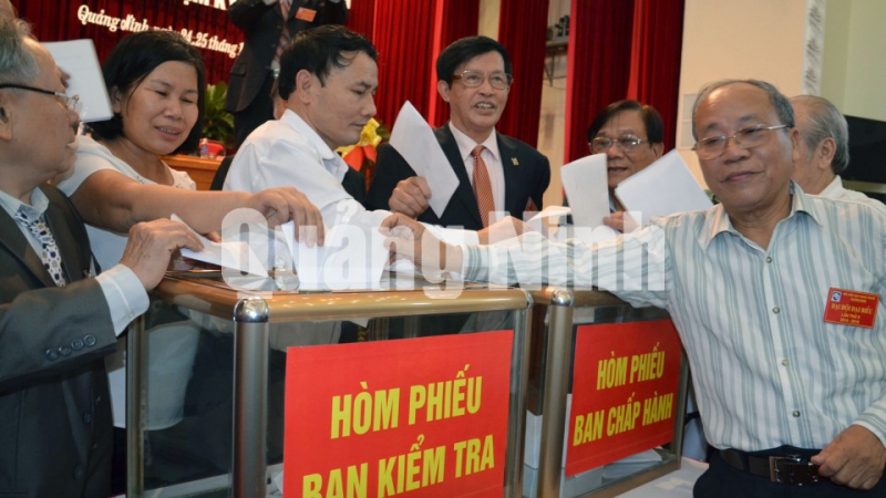 Đại biểu bỏ phiếu bầu BCH và Ban Kiểm tra Hội VHNT Quảng Ninh nhiệm kỳ X (2014-2019).