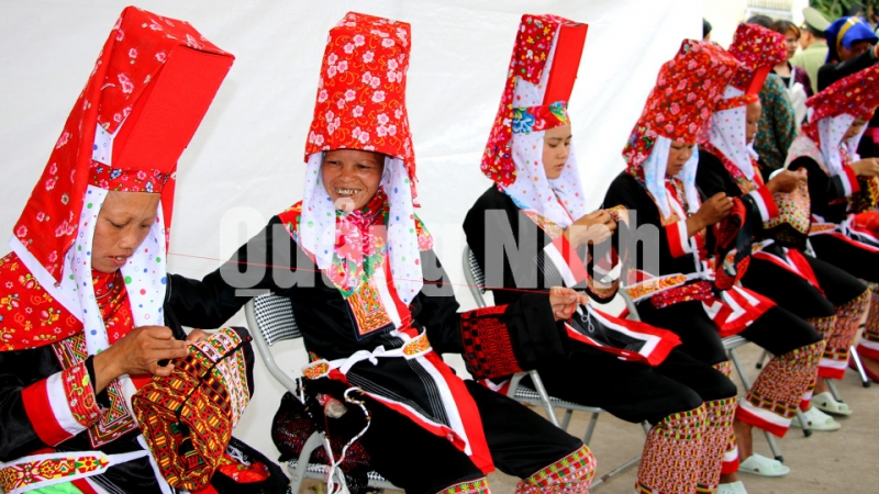 Phụ nữ dân tộc Dao thi thêu trang phục bằng tay tại ngày hội (5-2019). Ảnh: Nguyễn Dung