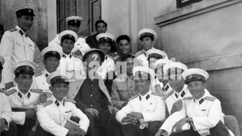 Chủ tịch Hồ Chí Minh chụp ảnh cùng thủy thủ tầu Hải Lâm (ảnh trái) và cán bộ, chiến sĩ hải quân đóng ở quân cảng Vạn Hoa (13-11-1962).