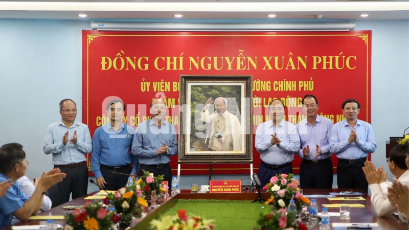 Thủ tướng Nguyễn Xuân Phúc tặng ảnh Bác Hồ cho ngành Than (5-2020). Ảnh: Trung tâm Truyền thông Quảng Ninh