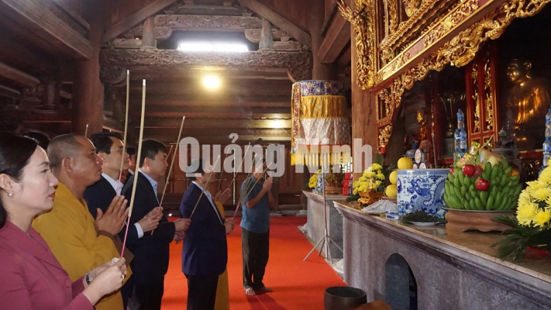 Đồng chí Phạm Minh Chính cùng các đại biểu tới thăm chùa Quỳnh Lâm (10-2020). Ảnh: Minh Đức