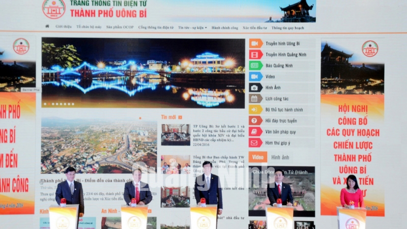 Các đại biểu nhấn nút khai trương Trang thông tin điện tử thành phố.