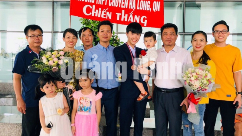 Gia đình, nhà trường vui mừng đón em học sinh Trần Ngọc Khánh tại sân bay (6-2019). Ảnh do Trường THPT Chuyên Hạ Long cung cấp