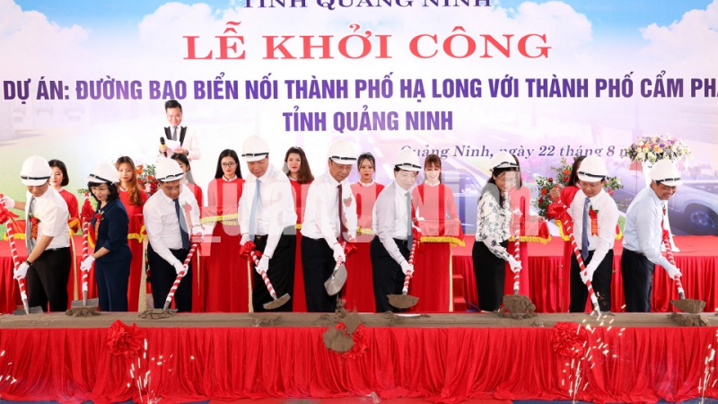 Các đồng chí lãnh đạo tỉnh động thổ khởi công dự án đường bao biển nối TP Hạ Long với TP Cẩm Phả (8-2019). Ảnh: Đỗ Phương