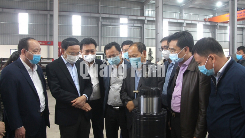 Bí thư Tỉnh ủy Nguyễn Xuân Ký kiểm tra tại Công ty CP công nghiệp Cơ khí Cẩm Phả tại Cụm công nghiệp Cẩm Thịnh (3-2021). Ảnh: Thu Chung