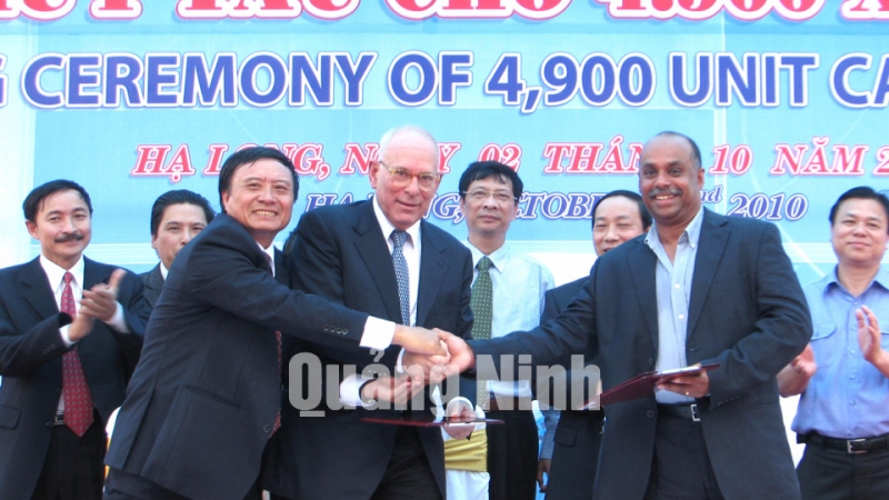 Lãnh đạo tỉnh Quảng Ninh ký biên bản hạ thủy tàu chở 4.900 xe ô tô HL02 với lãnh đạo Tập đoàn Công nghệ Tàu thủy Việt Nam.