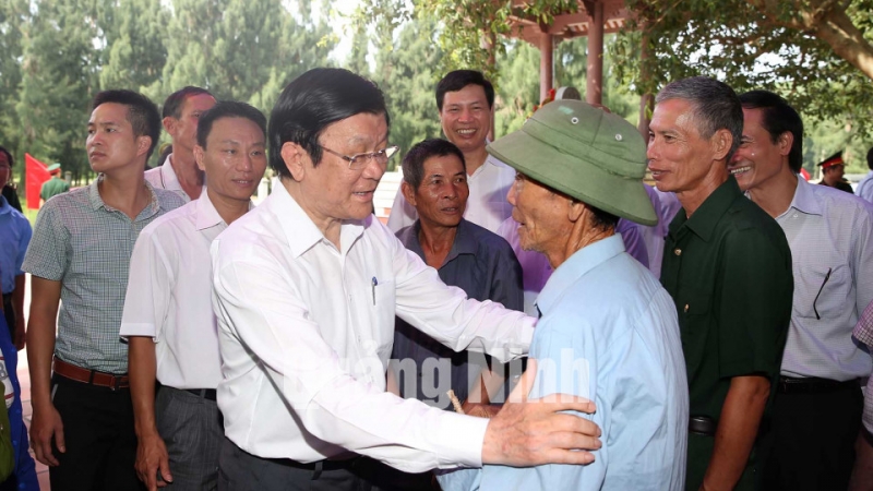 Chủ tịch nước Trương Tấn Sang nói chuyện với nhân dân xã đảo Ngọc Vừng (Vân Đồn).