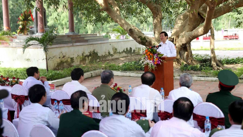 Chủ tịch nước Trương Tấn Sang nói chuyện với quân và dân xã đảo Ngọc Vừng (Vân Đồn).