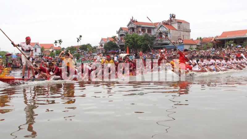 Bơi chải trong Lễ hội Xuống Đồng (7-2017). Ảnh: Lên Biên Thùy - Phòng VHTT Quảng Yên