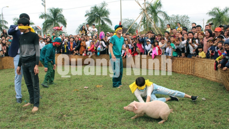 Trò chơi bịt mắt bắt lợn thu hút đông đảo nhân dân, du khách tham gia tại lễ hội đình Đền Công (3-2018). Ảnh: Hải Ninh (CTV)