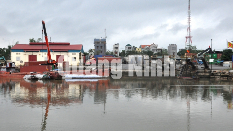 Xuất nhập khẩu hàng hoá tại Cảng Minh Thăng (11-2017). Ảnh Hữu Việt