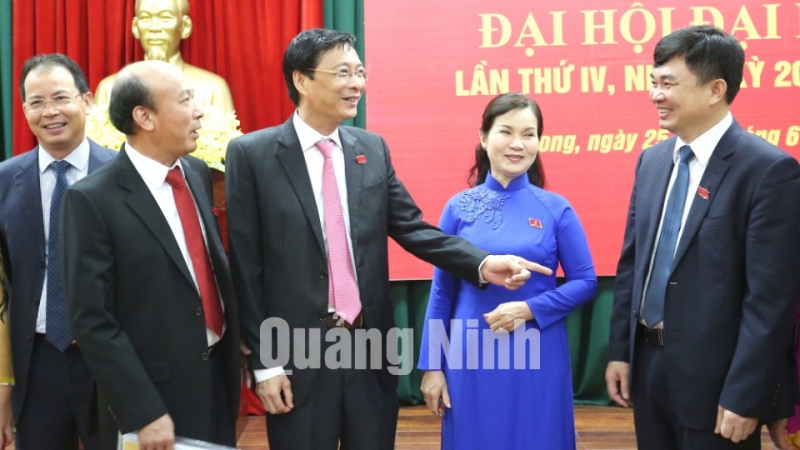 Đồng chí Nguyễn Văn Đọc, Bí thư Tỉnh ủy, Chủ tịch HĐND tỉnh trò chuyện với các đại biểu tham dự đại hội.