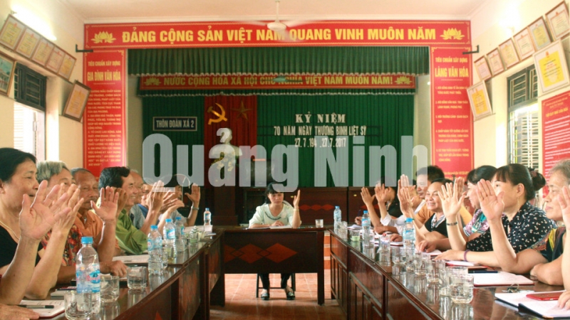 Các đảng viên Chi bộ thôn Đoàn Xá 2, xã Hồng Phong, TX Đông Triều biểu quyết thông qua Nghị quyết Chi bộ tháng 9 tại buổi sinh hoạt (9-2017). Ảnh: Nguyễn Dung