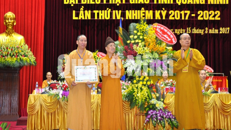 Lãnh đạo Giáo hội Phật giáo Việt Nam trao tặng Ban trị sự Giáo hội Phật giáo tỉnh Bằng tuyên dương công đức vì đã xuất sắc hoàn thành công tác phật sự nhiệm kỳ qua.