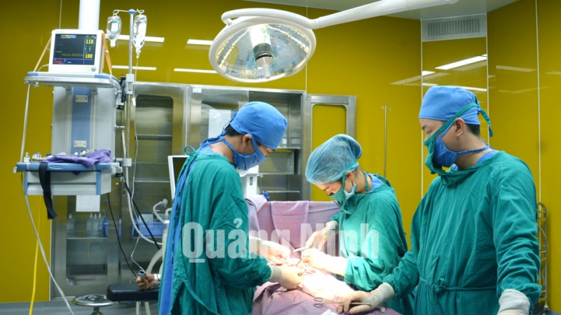 Các sĩ trẻ của Trung tâm Y tế huyện Hải Hà thực hiện ca mổ đẻ khó (11-20202). Ảnh: Nguyễn Hoa