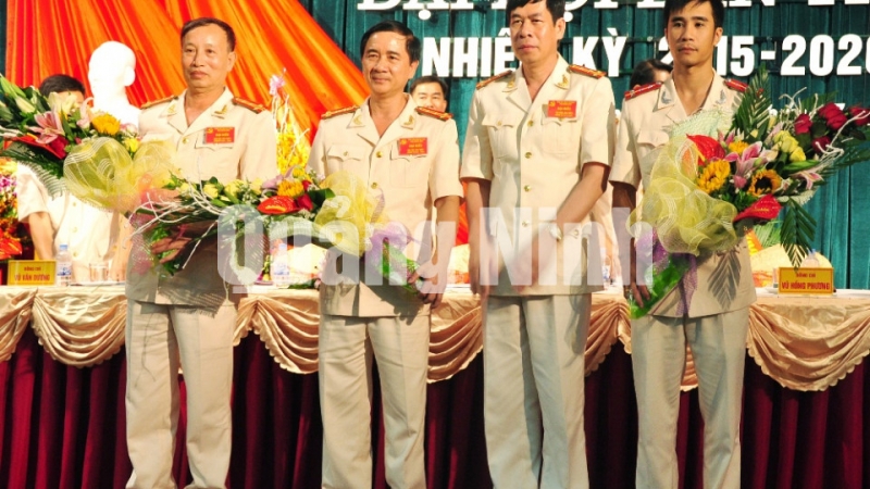 Đồng chí Phí Văn Minh, Bí thư Đảng uỷ Cảnh sát PCCC tỉnh tặng hoa các đồng chí ủy viên BCH Đảng bộ nhiệm kỳ 2014-2015 không tái cử.