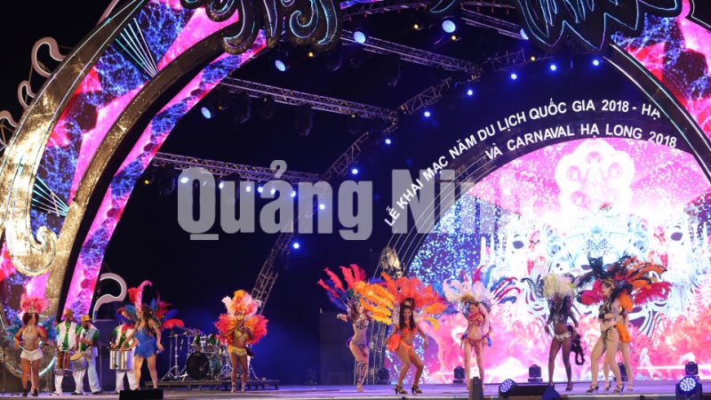 Các vũ công xinh đẹp là nét ấn tượng của Lễ hội Carnaval Hạ Long 2018. Ảnh: Đỗ Phương