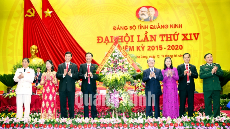 Đồng chí Nguyễn Sinh Hùng, Ủy viên Bộ Chính trị, Chủ tịch Quốc hội tặng hoa chúc mừng Đại hội