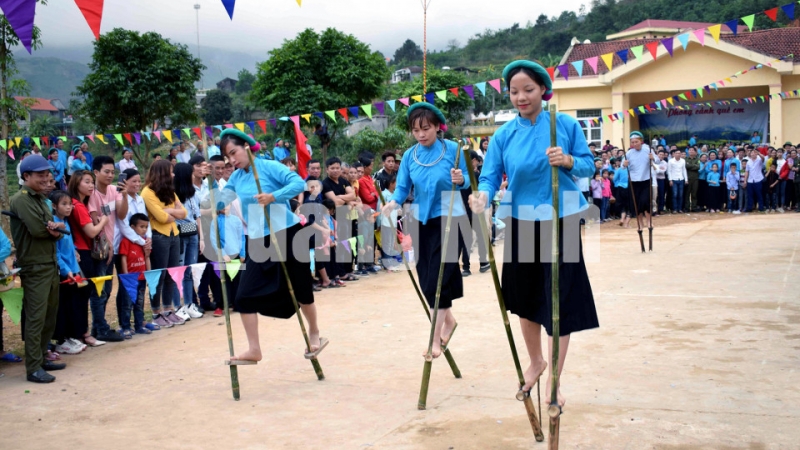 Đi cà kheo, môn thi tạo ra nhiều tiếng cười vui vẻ trong trong Lễ hội văn hoá, thể thao dân tộc Sán Chỉ huyện Tiên Yên lần thứ XIII - 2019. Ảnh: Công Thành