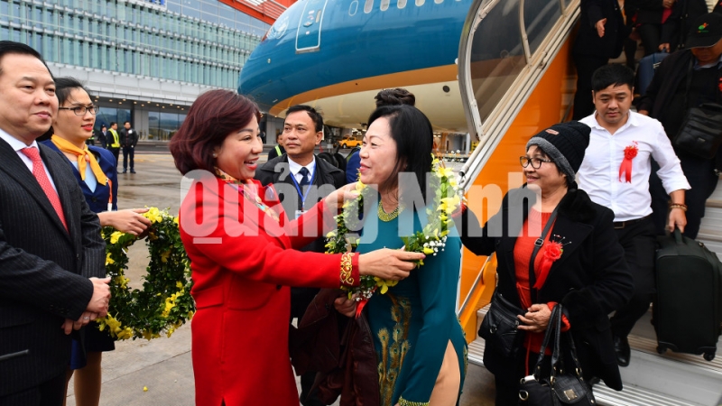 Những vị khách trong chuyến bay đầu tiên từ TP Hồ Chí Minh đến Vân Đồn (30-12-2018). Ảnh: Đỗ Phương