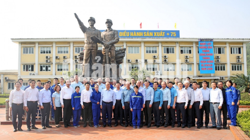 Thủ tướng Chính phủ chụp ảnh lưu niệm cùng đại biểu và cán bộ công nhân viên ngành Than (5-2020). Ảnh: Trung tâm Truyền thông Quảng Ninh
