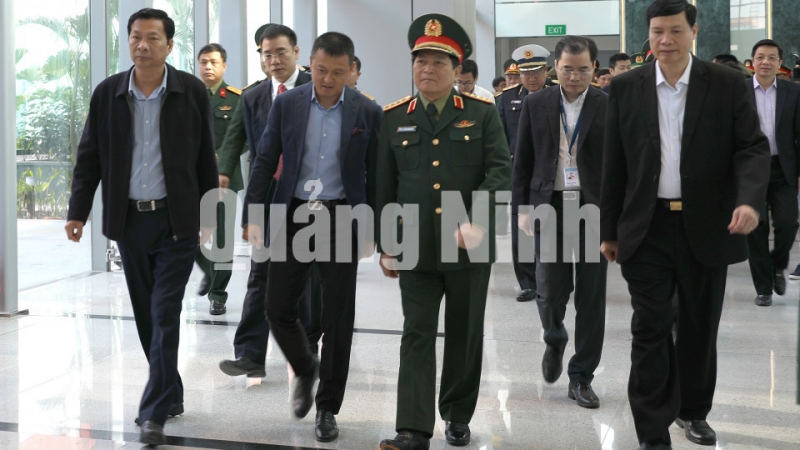 Đại tướng Ngô Xuân Lịch cùng các đồng chí lãnh đạo tỉnh thăm Cảng hàng không quốc tế Vân Đồn (3-2019). Ảnh: Hồng Nhung