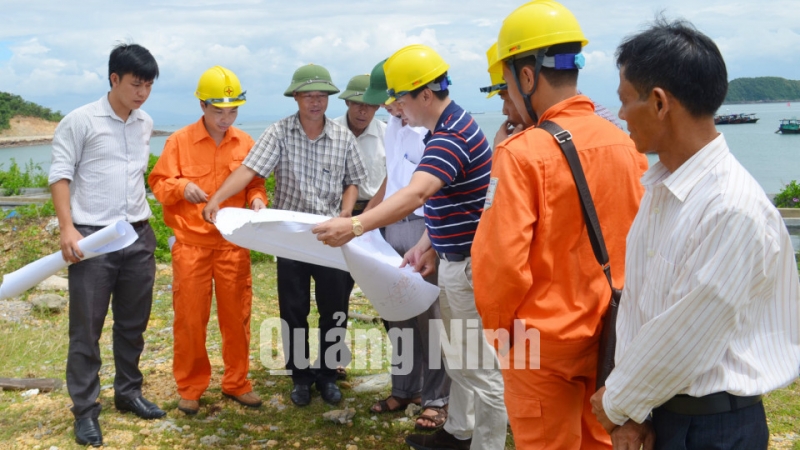 Cán bộ huyện Hải Hà và Công ty Điện lực Quảng Ninh kiểm tra mặt bằng triển khai dự án đưa điện lưới ra đảo Cái Chiên (huyện Hải Hà). Ảnh: Việt Hoa
