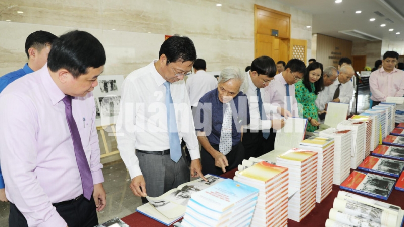 Đại biểu thăm khu vực trưng bày sách ảnh Những hình ảnh Chủ tịch Hồ Chí Minh với Quảng Ninh do Trung tâm Truyền thông tỉnh và Thư viện tỉnh thực hiện (8-2019). Ảnh: Đỗ Phương