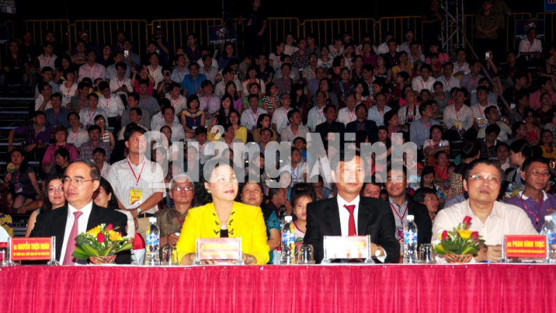 Các đại biểu tham dự Carnaval Hạ Long 2015. Ảnh: Khánh Giang