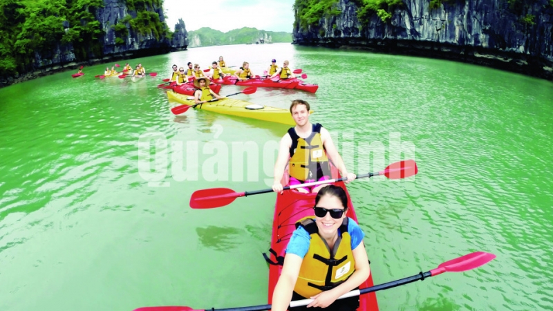 Du khách chèo thuyền Kayak tham quan Vịnh Hạ Long (7-2018). Ảnh: Anh Trần