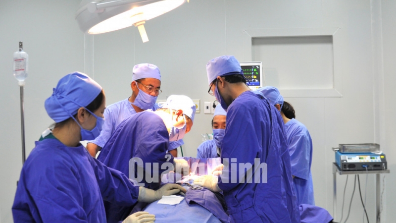 Bác sĩ Khoa Ung bướu, Bệnh viện Đa khoa tỉnh và các y, bác sĩ Trung tâm Y tế huyện Đầm Hà thực hiện phẫu thuật u tuyến vú cho bệnh nhân. Ảnh: Hoàng Quý