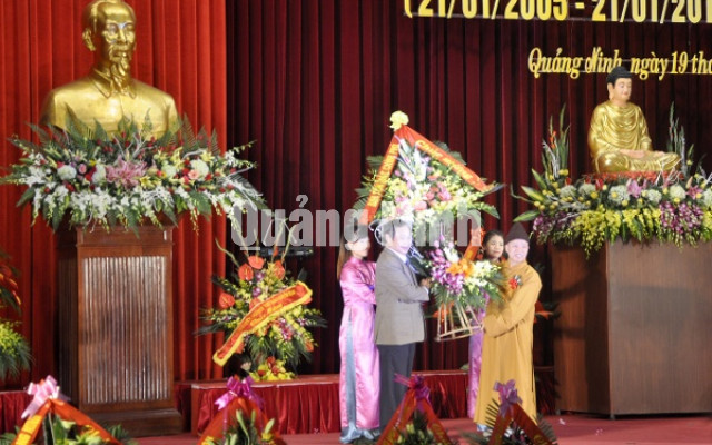 Đồng chí Phạm Dũng, Thứ trưởng Bộ Nội vụ, Trưởng Ban Tôn giáo Chính phủ tặng hoa chúc mừng Giáo hội Phật giáo tỉnh nhân lễ kỷ niệm 10 năm thành lập.