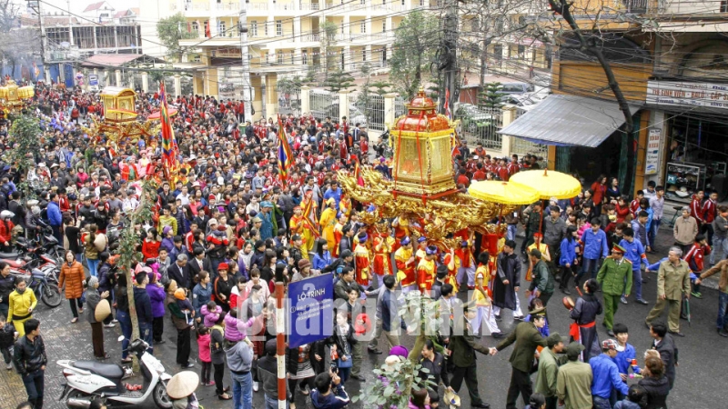 Lễ rước thần ở lễ hội đền Cửa Ông (8-2018). Ảnh: Dương Phương Đại