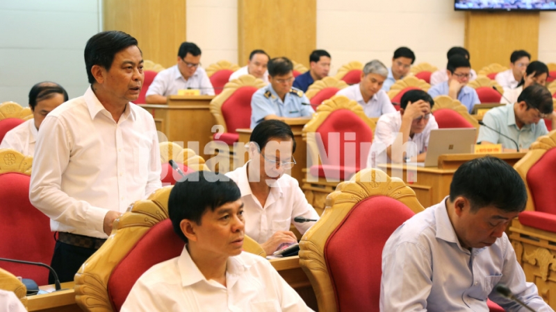 Lãnh đạo Thành ủy Hạ Long tham gia ý kiến vào giải pháp thực hiện nhiệm vụ phát triển kinh tế - xã hội (7-2018). Ảnh: Nguyễn Huế