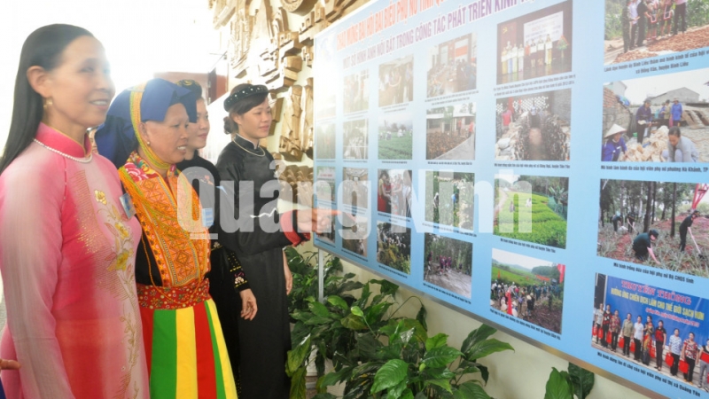 Đại biểu xem ảnh hoạt động của phụ nữ Quảng Ninh tại Đại hội.