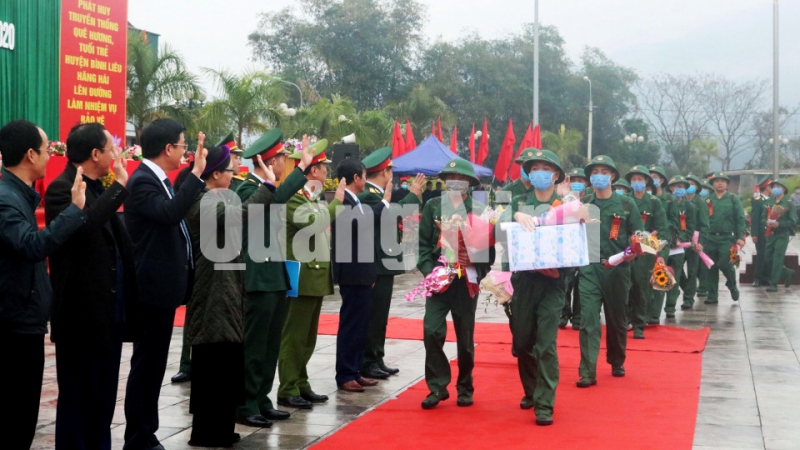 Các đồng chí lãnh đạo tỉnh và huyện Bình Liêu tham dự buổi lễ giao nhận quân năm 2020 của huyện (2-2020). Ảnh: Nguyên Ngọc
