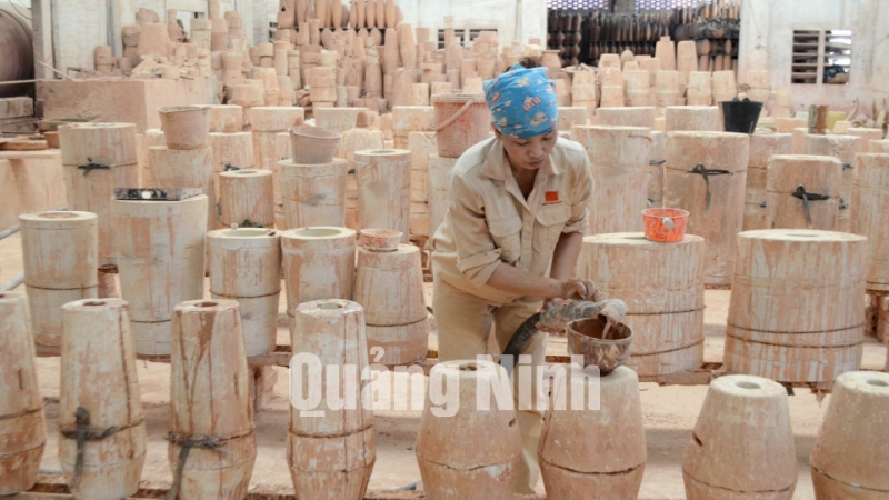 Sản xuất gốm sứ tại cơ sở sản xuất gốm sứ Thành Đồng (6-2018). Ảnh: Cao Quỳnh