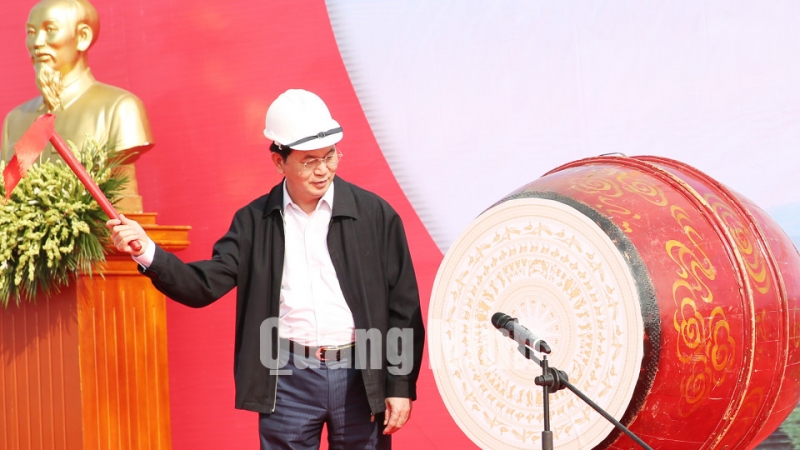Chủ tịch nước Trần Đại Quang đánh trống phát động 