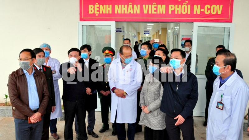 Bí thư Tỉnh ủy Nguyễn Xuân Ký kiểm tra khu bệnh viện cách ly đặc biệt đang gấp rút hoàn thiện tại TP Móng Cái (2-2020). Ảnh: Minh Hà