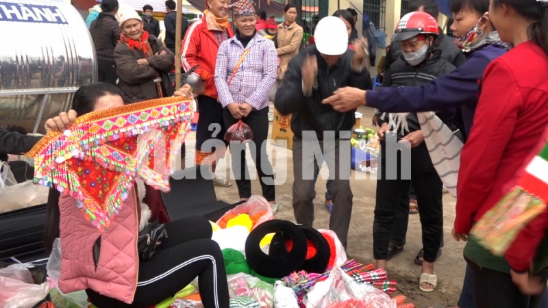 Người dân mua bán tại phiên chợ xã Đạp Thanh, Huyện Ba Chẽ (2-2018). Ảnh: Ngọc Lợi (Trung tâm TT - VH Ba Chẽ)