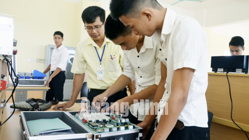 Một tiết thực hành của sinh viên trường Cao đẳng nghề Việt – Hàn Quảng Ninh. Ảnh: Phương Thúy