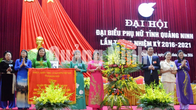 Đồng chí Nguyễn Văn Đọc, Bí thư Tỉnh ủy, Chủ tịch HĐND tỉnh trao bức trướng và tặng hoa chúc mừng Đại hội.