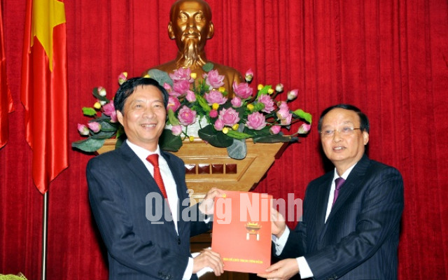 Đồng chí Tô Huy Rứa, Uỷ viên Bộ Chính trị, Bí thư Trung ương Đảng, Trưởng Ban Tổ chức Trung ương trao Quyết định cho đồng chí Nguyễn Văn Đọc