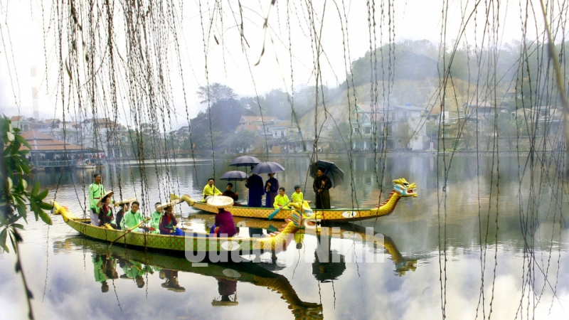 Đoàn chèo Quảng Ninh hát Quan Họ trên Hồ Ba Za tại Lễ hộ Đền Cửa Ông (2-2012). Ảnh Dương Phượng Đại