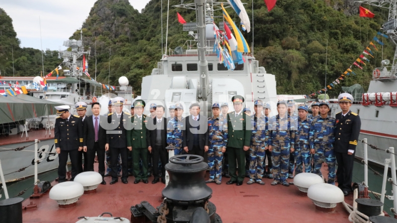 Các đồng chí lãnh đạo tỉnh, Bộ Chỉ huy Quân sự tỉnh, TP Hạ Long chụp ảnh lưu niệm cùng CBCS Lữ đoàn 170 (1-2020). Ảnh: Hồng Nhung
