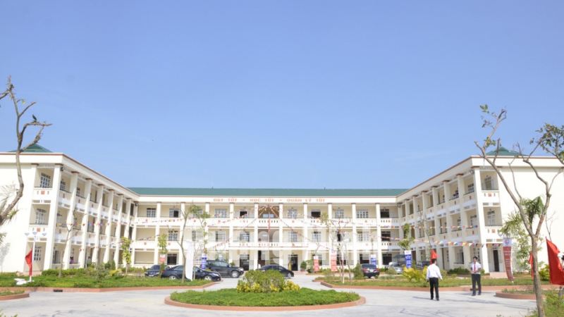 Trường Phổ thông Dân tộc nội trú THCS và THPT Tiên Yên sau khi được đầu tư, nâng cấp, khánh thành đi vào sử dụng (22-8-2015), do Công ty CP Him Lam tài trợ. Ảnh: Thái Cảnh
