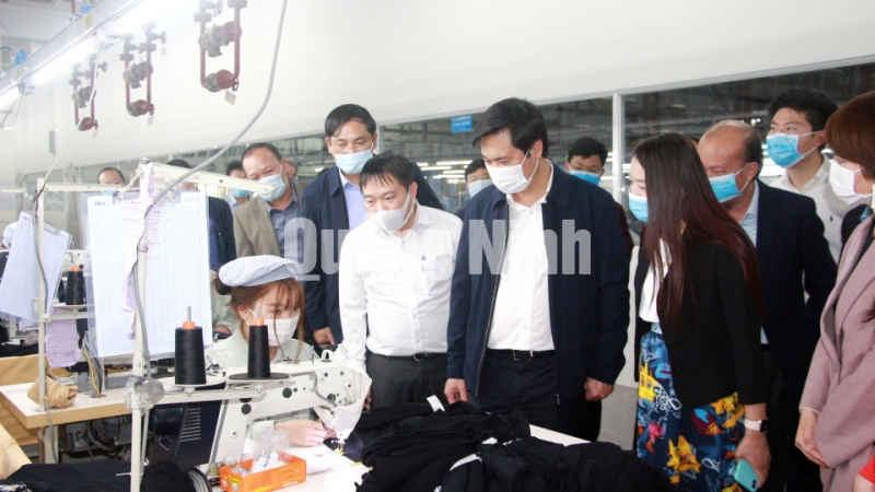 Chủ tịch UBND tỉnh Nguyễn Tường Văn thăm hỏi, động viên các công nhân đang trực tiếp lao động tại Công ty TNHH May mặc Hoa Lợi Đạt (2-2021). Ảnh: Mạnh Trường