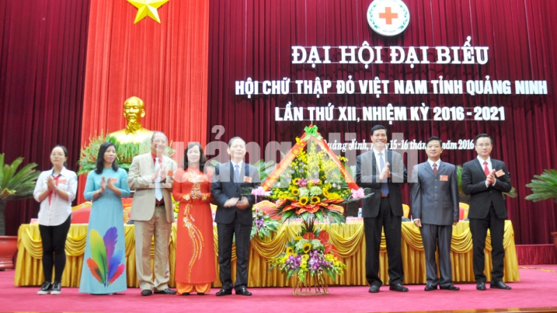 Đồng chí Nguyễn Đức Long, Phó Bí thư Tỉnh ủy, Chủ tịch UBND tỉnh tặng hoa chúc mừng đại hội.
