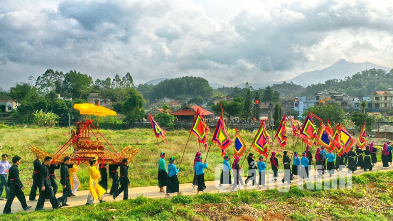 Lễ rước thành hoàng Hoàng Cần quanh đình (2-2019). Ảnh: Hùng Sơn