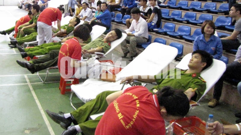 Công an huyện Hoành Bồ tham gia hiến máu nhân đạo. Ảnh: Tuấn Hương